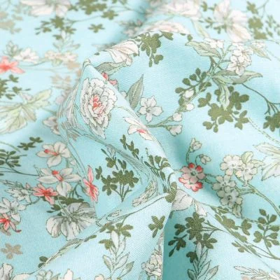 Tissu Viscose Arty Anaïs sur fond Bleu clair - Par 10 cm
